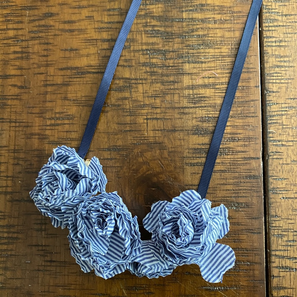 ⚡️MOVING SALE ⚡️ CrewCuts flower necklace ⚡️MOVING SALE ⚡️